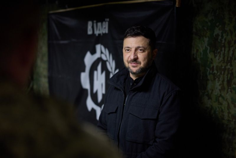 Selenskij vor Symbol der Waffen SS Division Galizien