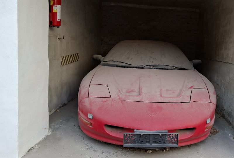 Sportwagen rot verstaubt